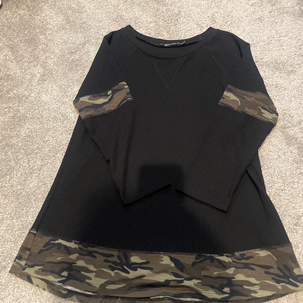 Black/camo accent top